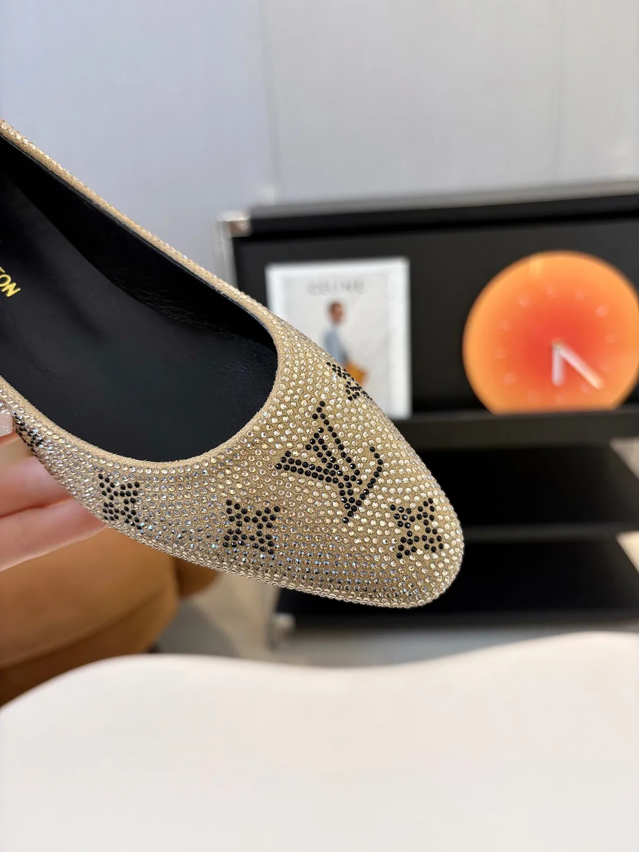 👟👟Ex-factory price 520👟👟 Louis Vuitton Louis Vuitton, 2025 flat shoes, modern and fashionable in one! Meet love when you turn a corner, release a strong aura like a queen, and capture everyone's attention instantly! Fabric: LV classic presbyopia + glittering diamonds + Yang Jing Lining/foot pads: imported lambskin leather outsole Size number: 35-41